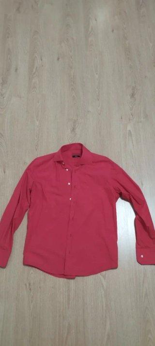 Traje azul Talla L con camisa roja