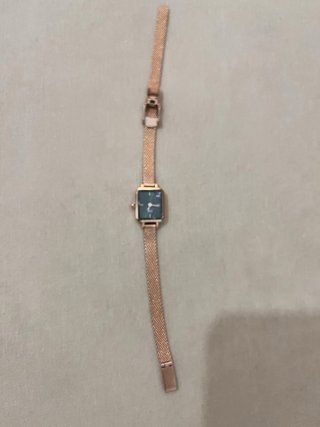 Tiene el reloj la pantalla un poco rota