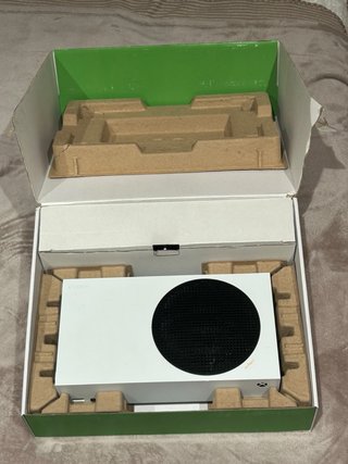 Xbox Series S con Mando Rojo