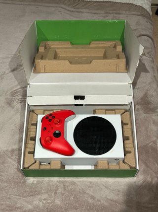 Xbox Series S con Mando Rojo