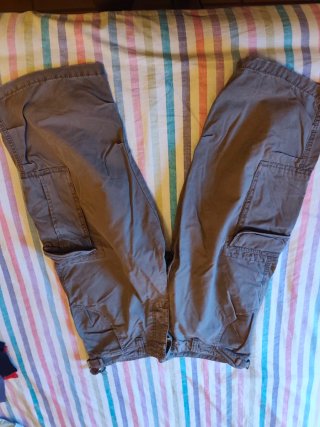 Pantalones  grises, verdes a la rodilla