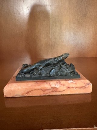 Figura de Lagarto en Bronce sobre Piedra