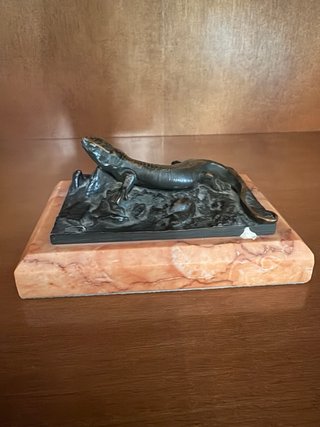 Figura de Lagarto en Bronce sobre Piedra