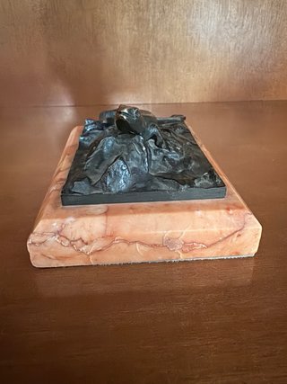 Figura de Lagarto en Bronce sobre Piedra
