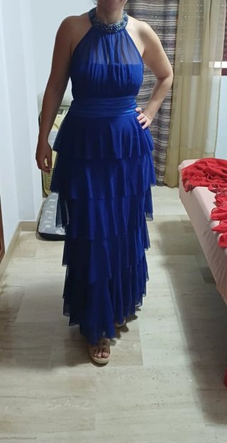 Vestido de fiesta azul con volantes