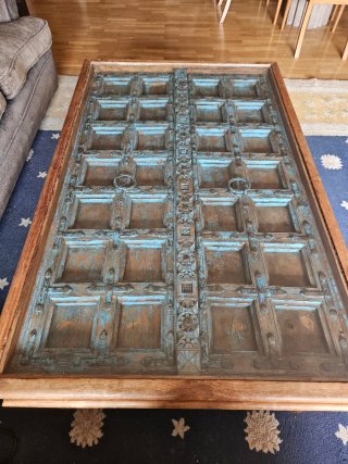 Mesa de centro con puertas antiguas