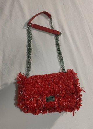 Bolso de fiesta rojo con cadena
