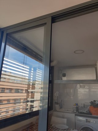 Puertas correderas aluminio gris balcon ventanal