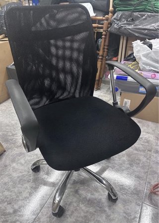 Silla de oficina negra con ruedas