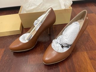 Zapato de tacón Menbur marrón (un uso)
