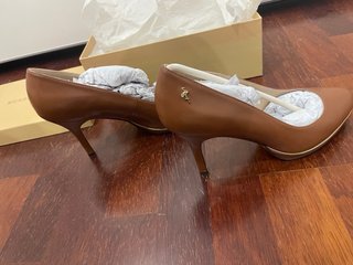 Zapato de tacón Menbur marrón (un uso)