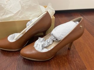 Zapato de tacón Menbur marrón (un uso)