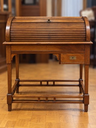 Escritorio de madera con persiana