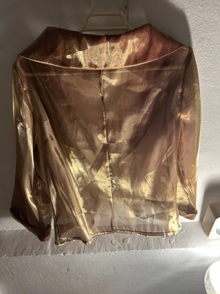 Elegante chaqueta satinada en perfecto estado.