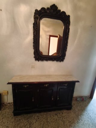 Mueble de entrada antiguo con espejo