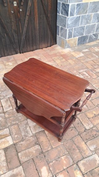 Mesa camarera antigua de madera con alas abatibles