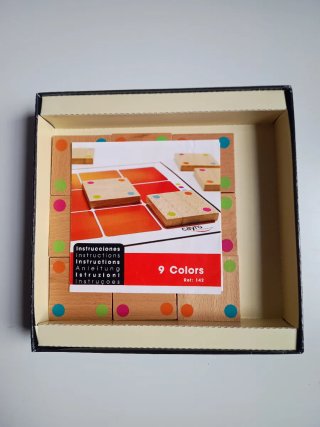 Juego de mesa educativo "9 Colors" de Cayro