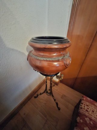 Macetero de Terracota con Pie Metálico