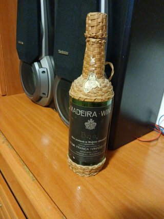 Botella de Madeira Wine con Revestimiento de Mimbr
