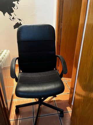 Silla escritorio giratoria IKEA negra acolchada