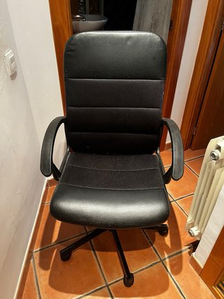 Silla escritorio giratoria IKEA negra acolchada