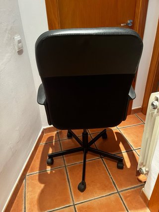 Silla escritorio giratoria IKEA negra acolchada