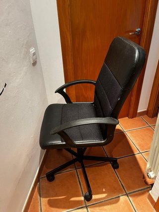 Silla escritorio giratoria IKEA negra acolchada