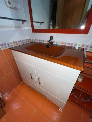 Mueble de baño lavabo naranja y blanco