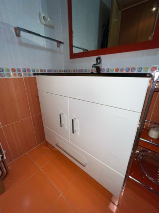 Mueble de baño lavabo naranja y blanco