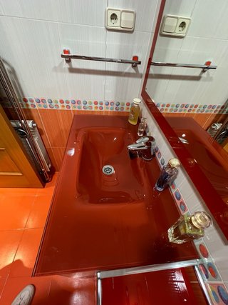 Mueble de baño lavabo naranja y blanco