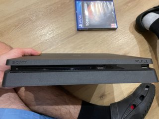 PS4 (PlayStation 4) Negra + Mando y 3 Juegos