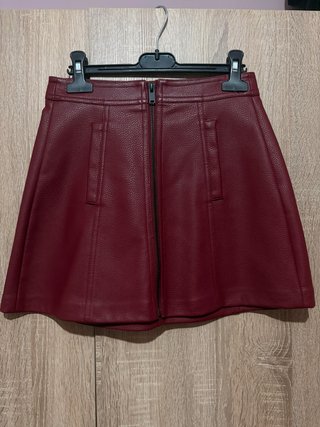 Falda de efecto piel burdeos