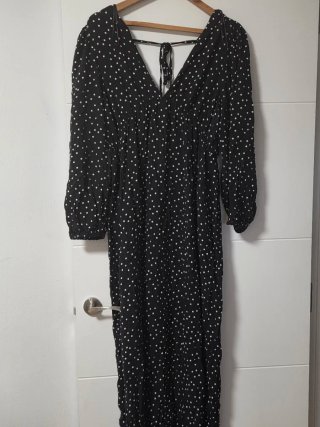 Vestido Negro con Estampado de Lunares