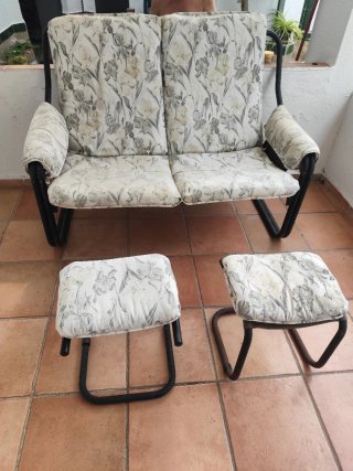 Sofá de dos plazas con dos taburetes