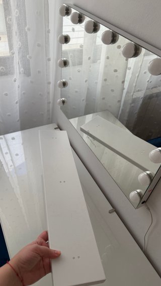 Tocador blanco con espejo y silla