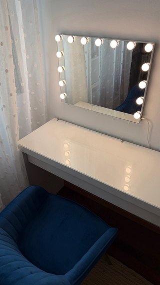 Tocador blanco con espejo y silla