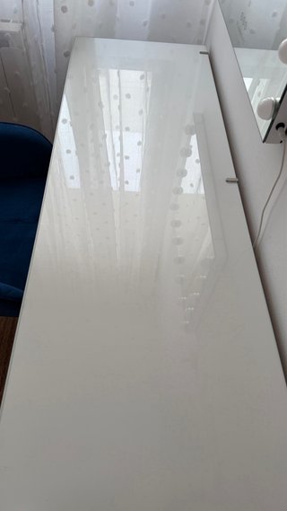 Tocador blanco con espejo y silla