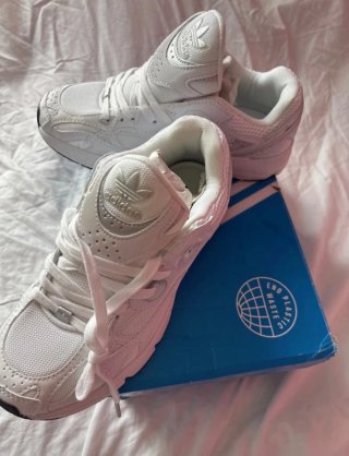 Zapatillas Adidas Astir en color blanco y plateado