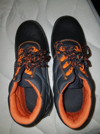 Zapatos de seguridad negros y naranjas