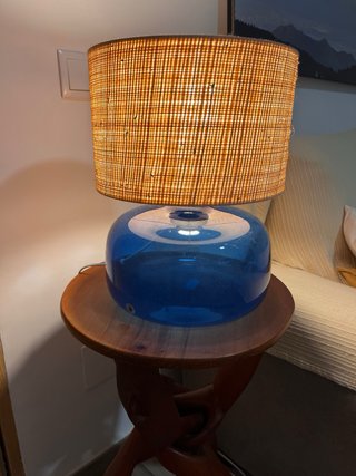 Lámpara de mesa azul Ikea con pantalla
