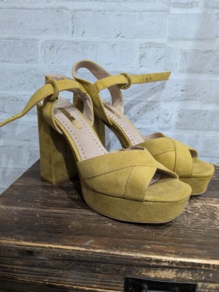 Sandalias Sandra tacón plataforma amarillo