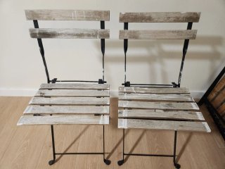 Conjunto de mesas y sillas para balcón.