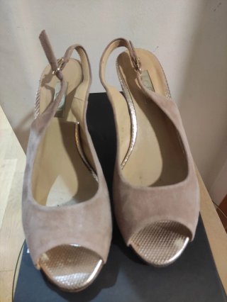 Zapatos de tacón abiertos rosa claro y oro