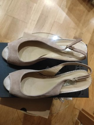 Zapatos de tacón abiertos rosa claro y oro