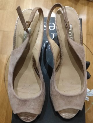 Zapatos de tacón abiertos rosa claro y oro