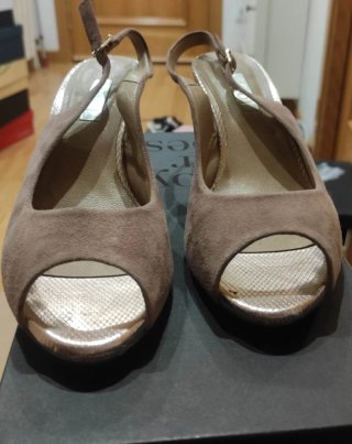 Zapatos de tacón abiertos rosa claro y oro