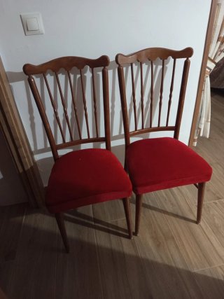 2 Sillas de Madera con Asiento Rojo