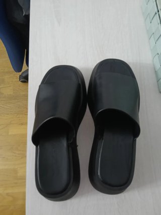 Sandalias negras estilo mule con plataforma
