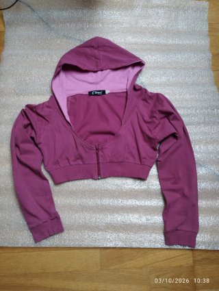 Chaqueta torera con capucha morada