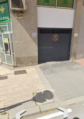 Alquilo cochera amplia.